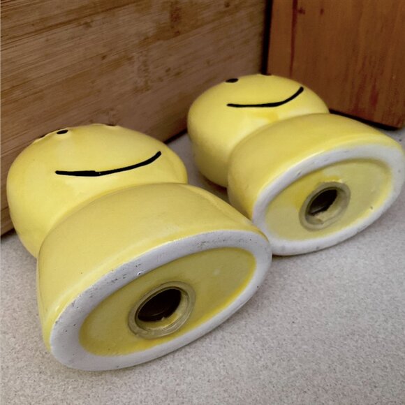 Vintage 60s/70s Smiley Face Happy Yellow Kitsch Salt & Pepper Shakers Oversized - Picture 6 of 8